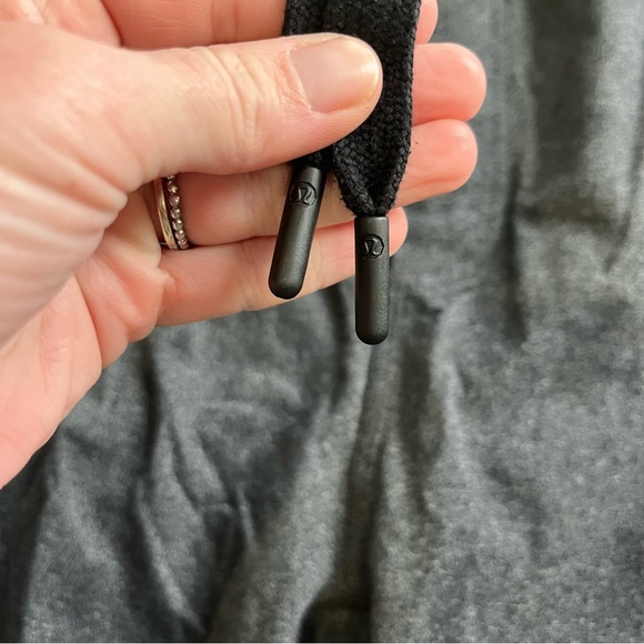 Mens Lululemon Shorts, size Large - Picture 5 of 6